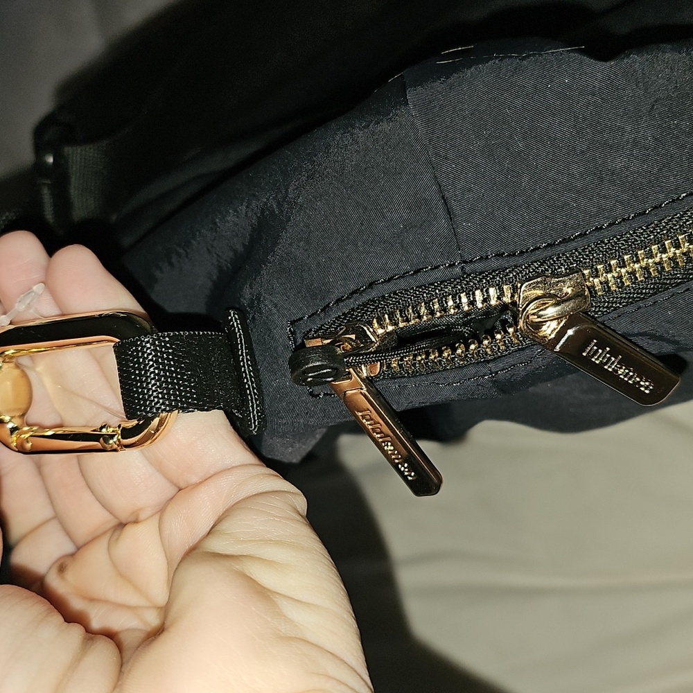 Lululemon On My Level Barrel Duffle!! BLK/GOLD! Nwts, Beautiful Bag!! - Picture 9 of 13